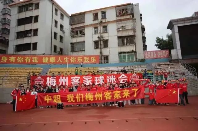 埃尔马斯在2019年加盟那不勒斯，共为球队出场189次，打进19球助攻11次，随队获得上赛季的意甲冠军和2020年的意大利杯冠军。